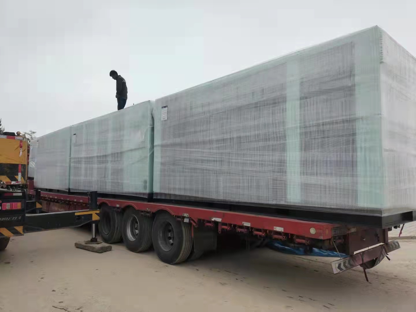 漢鐘節(jiē)能雙級永磁空壓(yā)機到達大型生物(wù)化工企業項目現(xian)場