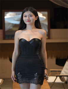《欧美呦交-手伸到你的衣服里说要你》